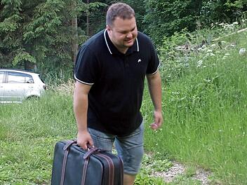 Schwer trägt Hobbyjäger Gotthard von Knöttelmeier (Markus Haderdauer) - hier ein Probenfoto - am Gepäck seiner Gattin Auguste. Foto: Susanne Deuerling
