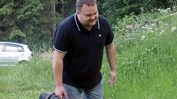 Schwer trägt Hobbyjäger Gotthard von Knöttelmeier (Markus Haderdauer) - hier ein Probenfoto - am Gepäck seiner Gattin Auguste. Foto: Susanne Deuerling