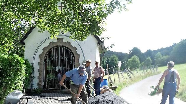 Helfer im Einsatz bei der Platzgestaltung an der Kapelle Heckm&uuml;hle.  Foto: Gerd Schaar