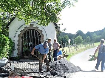 Helfer im Einsatz bei der Platzgestaltung an der Kapelle Heckmühle.  Foto: Gerd Schaar