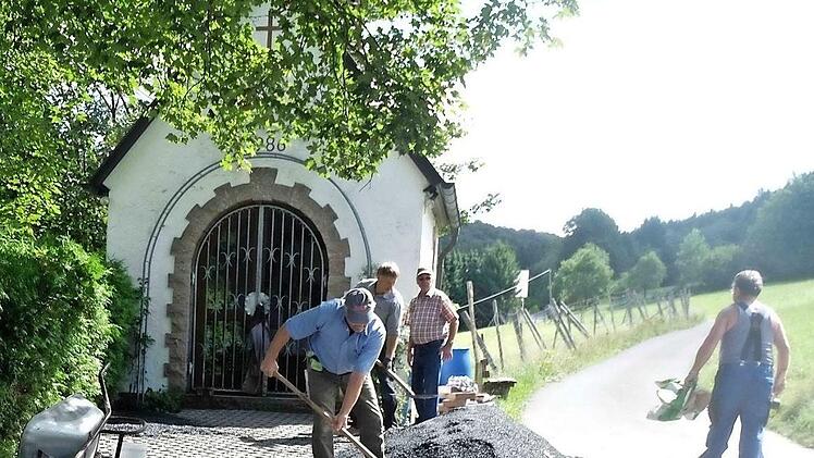 Helfer im Einsatz bei der Platzgestaltung an der Kapelle Heckmühle.  Foto: Gerd Schaar