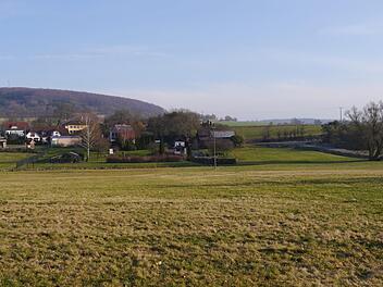Drei Grundstücke werden durch die Ortsabrundung "Mühlstraße" in Schondra in den Innerortsbereich einbezogen, so dass sie als Bauplatz genutzt werden können. Beachtet werden muss dabei ein genügend großer Abstand zum Überschwemmungsgebiet der Schondra. Foto: Oswald Türbl