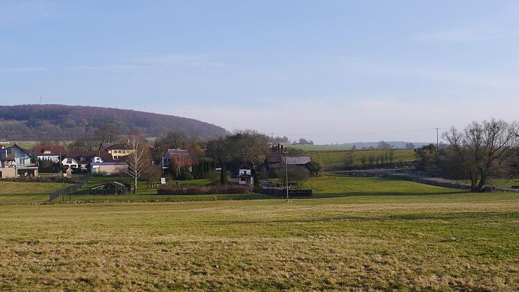 Drei Grundstücke werden durch die Ortsabrundung "Mühlstraße" in Schondra in den Innerortsbereich einbezogen, so dass sie als Bauplatz genutzt werden können. Beachtet werden muss dabei ein genügend großer Abstand zum Überschwemmungsgebiet der Schondra. Foto: Oswald Türbl