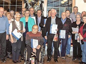 Die für ihre Treue zum VdK-Ortsverband geehrten Mitglieder; in der Mitte sitzend Josef Mahr, der seit 50 Jahren dabei ist  Foto: Hartmut Klamm