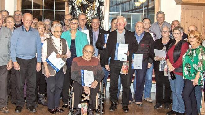 Die für ihre Treue zum VdK-Ortsverband geehrten Mitglieder; in der Mitte sitzend Josef Mahr, der seit 50 Jahren dabei ist  Foto: Hartmut Klamm
