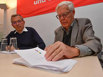 Zwei SPD-Urgesteine: Hans de With (rechts) und Rainer Kretschmer Foto: Ronald Rinklef