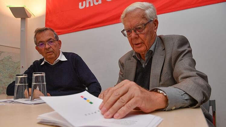 Zwei SPD-Urgesteine: Hans de With (rechts) und Rainer Kretschmer Foto: Ronald Rinklef