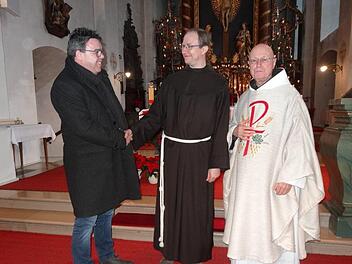 Eine fünfstellige Spende konnte vom  Guardian des Klosters, Pater Georg  Andlinger (rechts) und dem Geschäftsführer der Klosterbetriebe GmbH,  Christian Weghofer (links), an Bruder Igor Hollmann, den Leiter des  "Projekt "Omnibus" in München, übergeben werden.  Foto: Marion Eckert