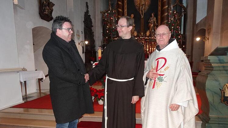 Eine fünfstellige Spende konnte vom  Guardian des Klosters, Pater Georg  Andlinger (rechts) und dem Geschäftsführer der Klosterbetriebe GmbH,  Christian Weghofer (links), an Bruder Igor Hollmann, den Leiter des  "Projekt "Omnibus" in München, übergeben werden.  Foto: Marion Eckert