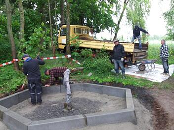 Eine Gruppe Bischofsheim lässt den Verlobungs- und Liebestempel oberhalb  Bischofsheim neu entstehen. Foto: Georg Seiffert