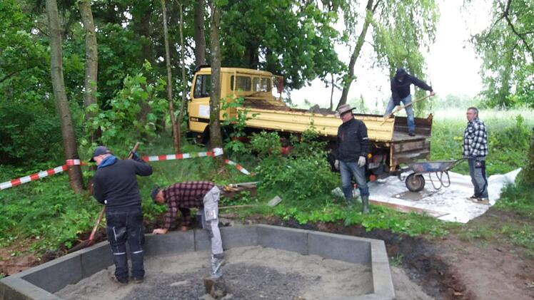 Eine Gruppe Bischofsheim lässt den Verlobungs- und Liebestempel oberhalb  Bischofsheim neu entstehen. Foto: Georg Seiffert
