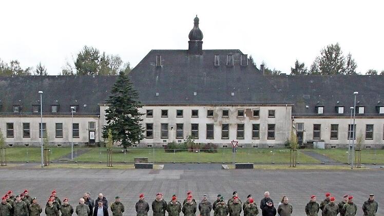 Gebäude 31 (im Hintergrund) liegt zentral am Eisenhower-Platz. Die Bundeswehr nutzt das Areal gern für Appelle.  Foto: Archiv/Ulrike Müller