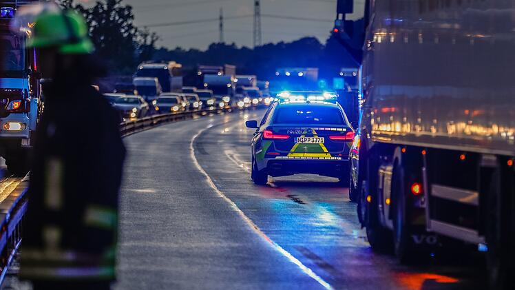 A3 bei Erlangen: 22-Tonnen-Maschine rutscht von Lkw - Unfallhergang verblüfft Polizei