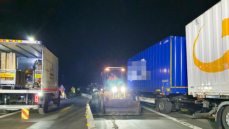Kreis Bad Kissingen: A7-Brücke nach Lkw-Unfall stundenlang gesperrt - Polizei gibt vorsichtig Entwarnung