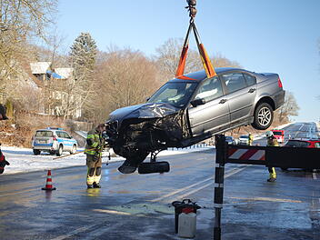 Crash zweier Autos auf glatter Stra&szlig;e: Mehrere Personen verletzt
