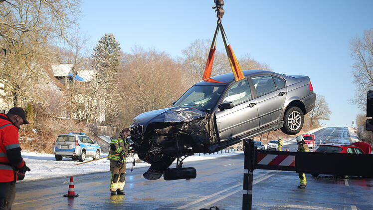 Crash zweier Autos auf glatter Stra&szlig;e: Mehrere Personen verletzt