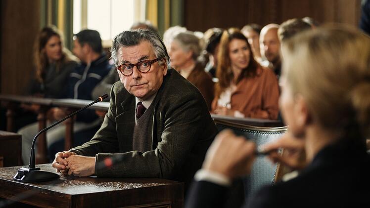 Der Gerichtsgutachter Lodenscheidt (Johannes Silberschneider) erkl&auml;rt den angeklagten Carsten Spanger f&uuml;r schuldunf&auml;hig, nachdem man zuvor Karla Eckhardt den Auftrag des Gutachtens erteilt hatte. Was wird hier gespielt?