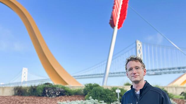 Der Literaturwissenschaftler Adrian Daub ist Professor an der Stanford University in Kalifornien. F&uuml;r ihn schlie&szlig;en sich technologischer Fortschritt im Silicon Valley und faschistische Ideen nicht aus, im Gegenteil. Das Kunstwerk "Cupid's Span" im Hintergrund wurde der Stadt San Francisco von einem Milliard&auml;rs-Ehepaar gestiftet.
