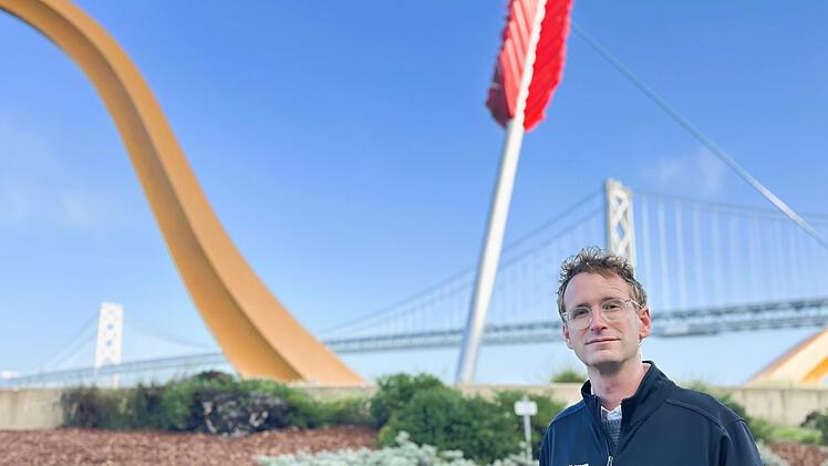 Der Literaturwissenschaftler Adrian Daub ist Professor an der Stanford University in Kalifornien. F&uuml;r ihn schlie&szlig;en sich technologischer Fortschritt im Silicon Valley und faschistische Ideen nicht aus, im Gegenteil. Das Kunstwerk "Cupid's Span" im Hintergrund wurde der Stadt San Francisco von einem Milliard&auml;rs-Ehepaar gestiftet.