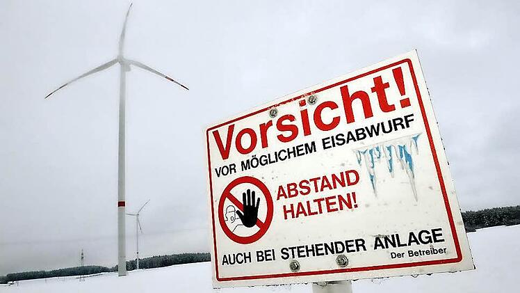 Nicht ungefährlich ist im Winter das Wandern  an den Windrädern - selbst bei Stillstand der Rotoren nicht. Foto:  Ronald Rinklef