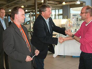 Hans-Jürgen Möhrle gratuliert Rainer Stumpf (TV Wallenfels) zum Sieg. Mit im Bild (hinten links) Alexander Müller vom gleichnamigen Autohaus und Organisator Thomas Grünbeck.  Foto: Hans Franz