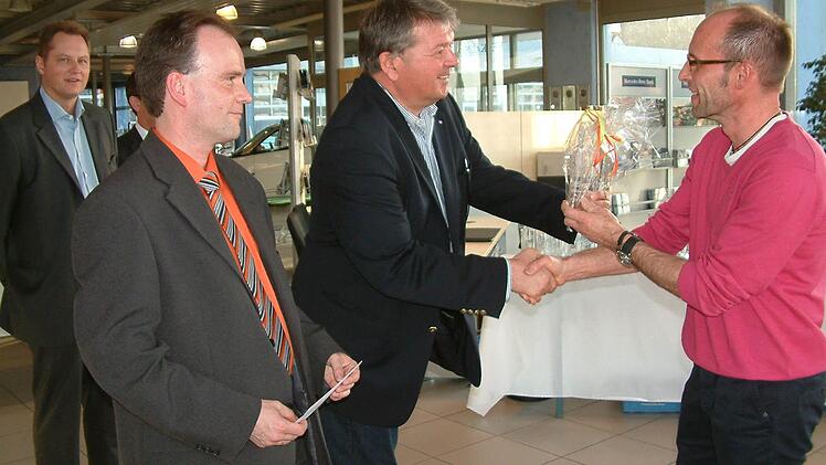 Hans-Jürgen Möhrle gratuliert Rainer Stumpf (TV Wallenfels) zum Sieg. Mit im Bild (hinten links) Alexander Müller vom gleichnamigen Autohaus und Organisator Thomas Grünbeck.  Foto: Hans Franz
