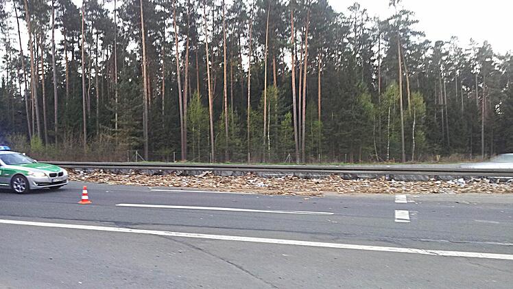 auf der Fahrbahn verteilt.