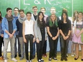 Junge Geschäftsleute: Schülerinnen und Schüler der Klasse M9 feierten die Gründung der Schülerfirma "E&K, Erhard und Klasse". Foto: Michael Kübert