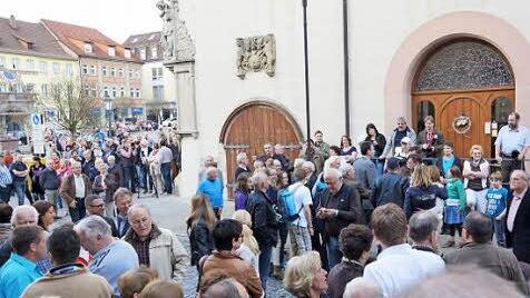 Wimmelbild: Anhänger und Schaulustige feiern Armin Warmuth.