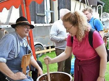 Bei Karl-Ulrich Pachale vom Förderverein konnten die Besucher erfahren, wie Sauerkraut gestampft wird und es auch einmal selbst versuchen. Foto: Gabi Bertram