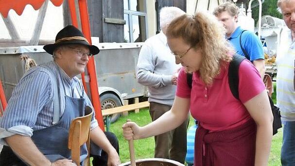 Bei Karl-Ulrich Pachale vom Förderverein konnten die Besucher erfahren, wie Sauerkraut gestampft wird und es auch einmal selbst versuchen. Foto: Gabi Bertram