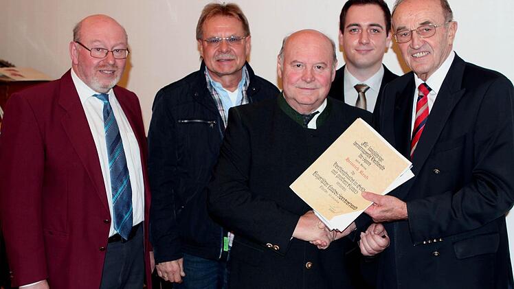 Der Kreisvorsitzende des BLSV Karl-H. Fick (rechts) zeichnete Heiner Reuß mit der Goldenen Ehrenadel aus. Mit im Bild (v.l.) Walter Wich Herrlein (Landeswart Musik- und Spielmannswesen im BTV), Bürgermeister Wolfgang Beiergrößlein und der neue Vorsitzende Michael Kätzel.  Foto: Michael Wunder