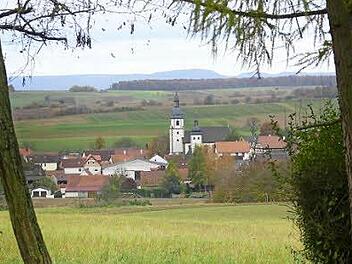 In der katholischen Mechenrieder Sankt-Nikolaus-Pfarrkirche fand der ökumenische Gottesdienst mit der evangelischen Kirchengemeinde Holzhausen/Uchenhofen statt. Beide Türme in der Bildmitte gehören zu der Kirche im Riedbacher Gemeindeteil. Foto: Manfred Wagner
