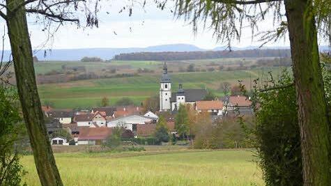In der katholischen Mechenrieder Sankt-Nikolaus-Pfarrkirche fand der ökumenische Gottesdienst mit der evangelischen Kirchengemeinde Holzhausen/Uchenhofen statt. Beide Türme in der Bildmitte gehören zu der Kirche im Riedbacher Gemeindeteil. Foto: Manfred Wagner
