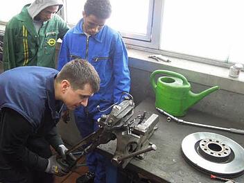 Gerade das Handwerk hofft auf Flüchtlinge als Auszubildende, hier eine Aufnahme vom Praktikum unbegleiteter minderjähriger Flüchtlinge bei "Auto Strebl" in Bad Brückenau. Foto: Ralf Sauer/Haus Volkersberg