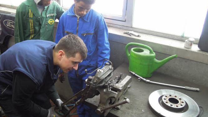 Gerade das Handwerk hofft auf Flüchtlinge als Auszubildende, hier eine Aufnahme vom Praktikum unbegleiteter minderjähriger Flüchtlinge bei "Auto Strebl" in Bad Brückenau. Foto: Ralf Sauer/Haus Volkersberg