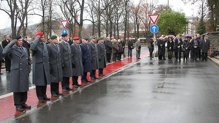 Am Mahnmal in der Pestalozzistraße gedachte man der Opfer von Krieg, Gewalt und Terror. Auch eine Abordnung des Kreisverbindungskommandos Kulmbach (links im Bild) hatte daran teilgenommen.