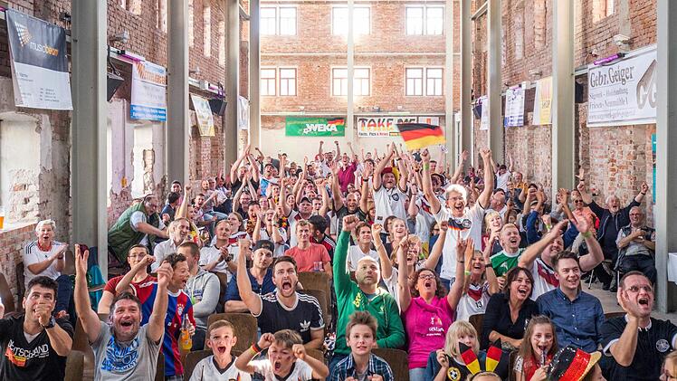 Nach 29 Minuten war der Bann gebrochen und die Zuschauer in der Kühnlenz-Passage durften sich über das 1:0 freuen. Foto: Marian Hamacher