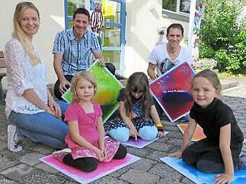 Fiona, Annalena und Loren (vorne von links) sowie Tina Hußenether führten Paul Frömel und Bernd Schierer (hinten von links) einen Teil der Materialien vor, die mit der Spende finanziert werden können. Foto: privat