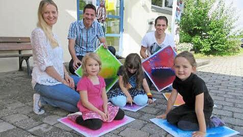 Fiona, Annalena und Loren (vorne von links) sowie Tina Hußenether führten Paul Frömel und Bernd Schierer (hinten von links) einen Teil der Materialien vor, die mit der Spende finanziert werden können. Foto: privat