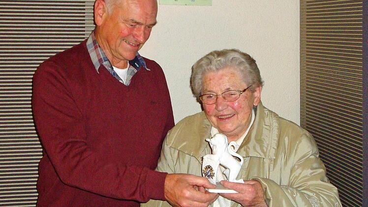 Vorsitzender Anton Leiber zeichnete Martha Scherpf mit dem Porzellanlöwen des BRH-Landesverbandes aus. Foto: Erich Ammon
