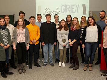 Das "Team" und die Mitarbeiter der Schülerfirma "SimplyGrey" mit den Betreuungslehrern Susanne Müller (links) und Manuel Fischer (2. Von rechts).