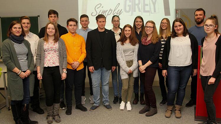 Das "Team" und die Mitarbeiter der Schülerfirma "SimplyGrey" mit den Betreuungslehrern Susanne Müller (links) und Manuel Fischer (2. Von rechts).