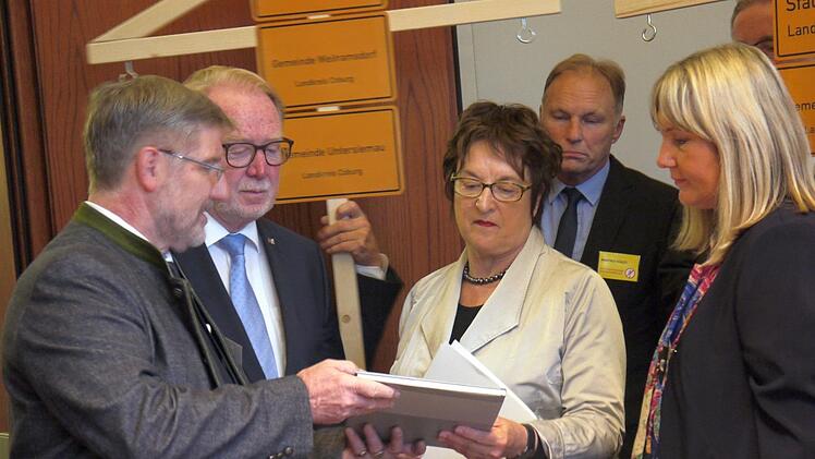 Die Coburger Delegation um Landrat Michael Busch (links) und Coburgs stellvertretende Bürgermeisterin, Birgit Weber (rechts), im Gespräch mit Bundeswirtschaftsministerin Brigitte Zypries.Berthold Köhler
