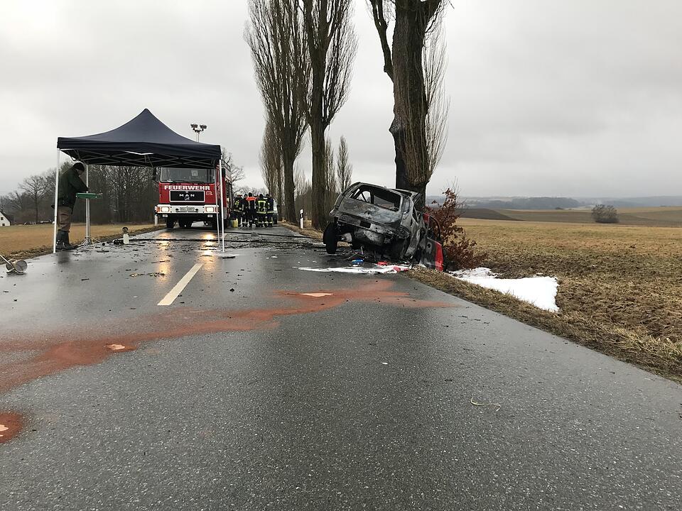 Schwerer Unfall im Kreis Kulmbach - Mann im Fahrzeug verbrannt
