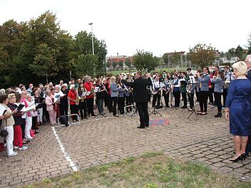 Die Aktiven des Sängerkreises und des Nordbayerischen Musikbundes unter der Leitung von Clemens Vykydal Foto: Richard Sänger