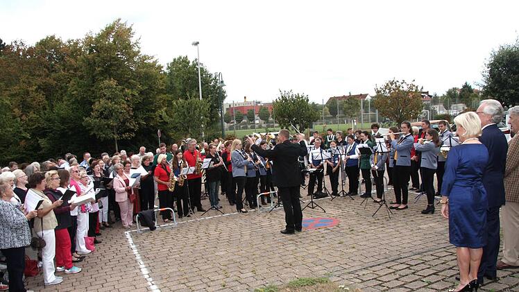 Die Aktiven des Sängerkreises und des Nordbayerischen Musikbundes unter der Leitung von Clemens Vykydal Foto: Richard Sänger