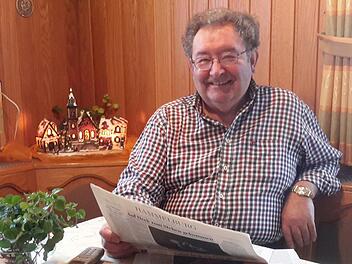 Erst wird mit Ehefrau Doris gefrühstückt, dann widmet sich Karl Schneider ausführlich dem Studium der Tageszeitung. Schondras Altbürgermeister, der am 3. Februar seinen 70. Geburtstag feiert, beschäftigt sich auch nach seiner politischen Laufbahn intensiv mit dem kommunalen Geschehen im Landkreis. Foto: Rolf Pralle