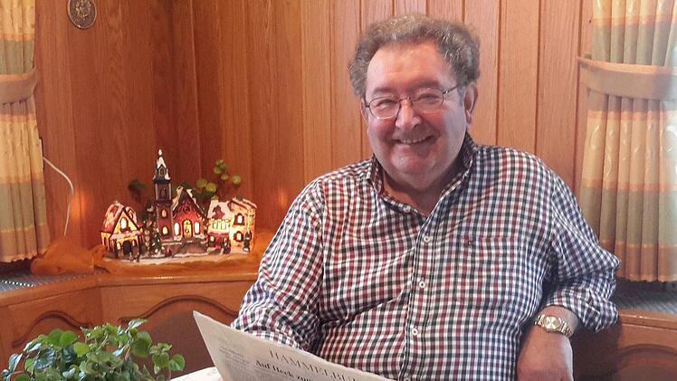 Erst wird mit Ehefrau Doris gefrühstückt, dann widmet sich Karl Schneider ausführlich dem Studium der Tageszeitung. Schondras Altbürgermeister, der am 3. Februar seinen 70. Geburtstag feiert, beschäftigt sich auch nach seiner politischen Laufbahn intensiv mit dem kommunalen Geschehen im Landkreis. Foto: Rolf Pralle