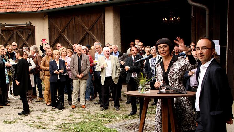 Die Schlossbesitzer Wolfgang Kropp und Pia Praetorius (von rechts) vor ihren zahlreichen Zuhörern.